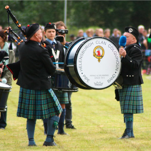 Photograph of bagpiper and drummer from Clan Colquhoun Pipe Band. CC BY 2.0 - © Douglas Cairns - https://www.flickr.com/photos/douglascairns/35630442546/