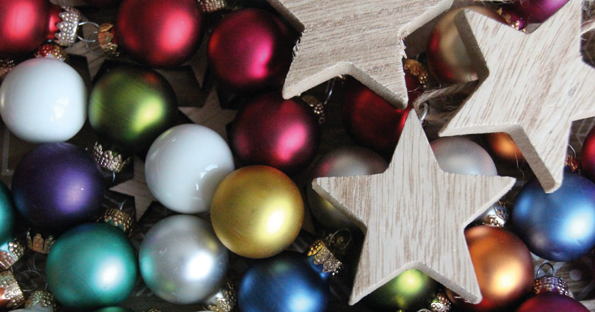 Christmas baubles and wooden stars. Source: Fee73, https://pixabay.com/photos/christmas-ornaments-decoration-5441957/